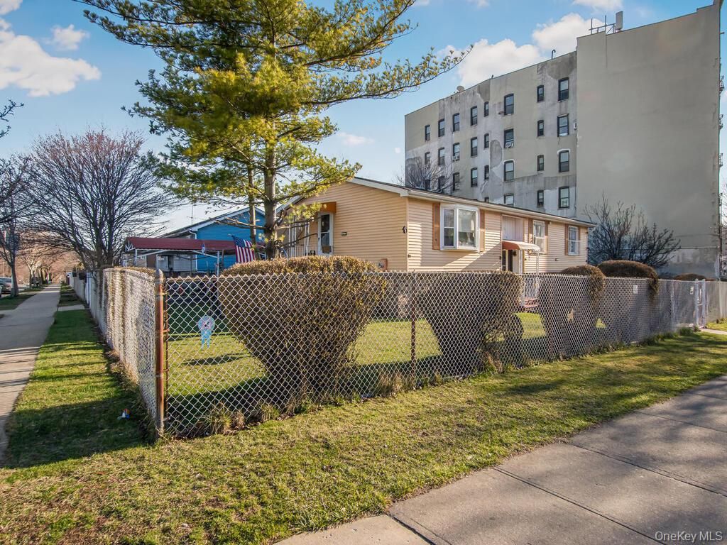Photo of 1510 Boston Road, Bronx, NY 10460 (MLS # 976942)