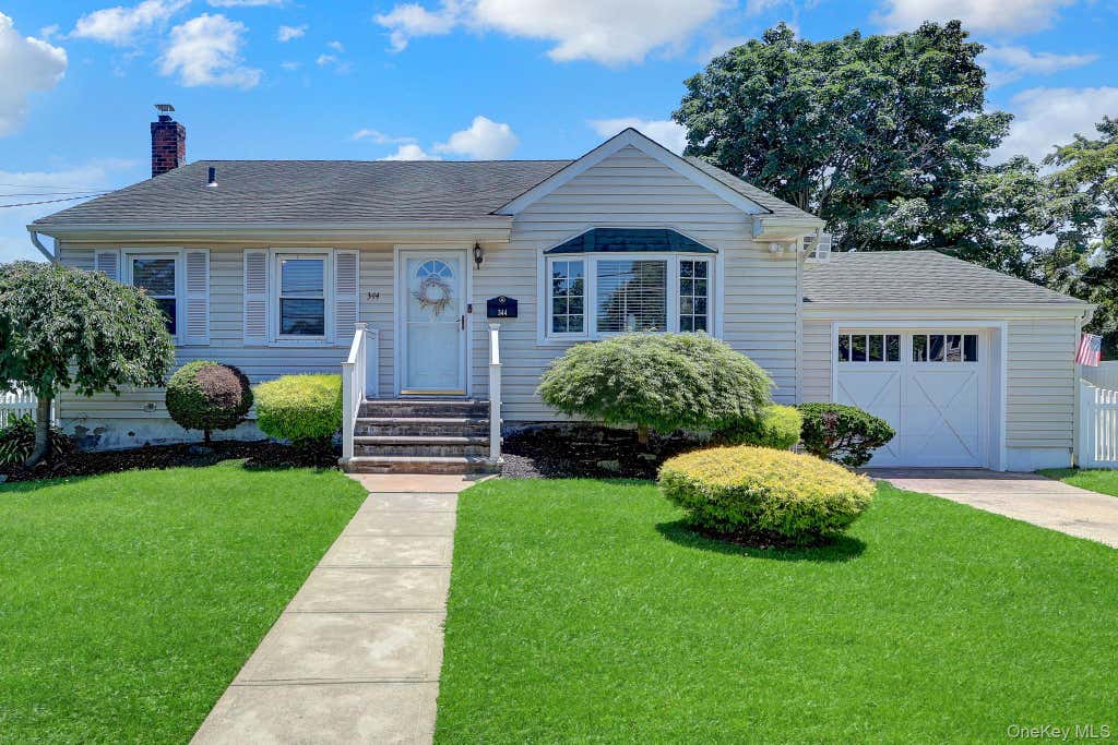 Photo of 344 Tremont Road, Lindenhurst, NY 11757 (MLS # 1028902)