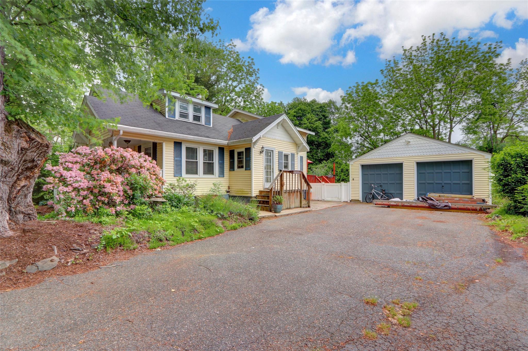 Larsen Avenue, Smithtown, Hamptons, NY - 3 Bedrooms  
1 Bathrooms - 