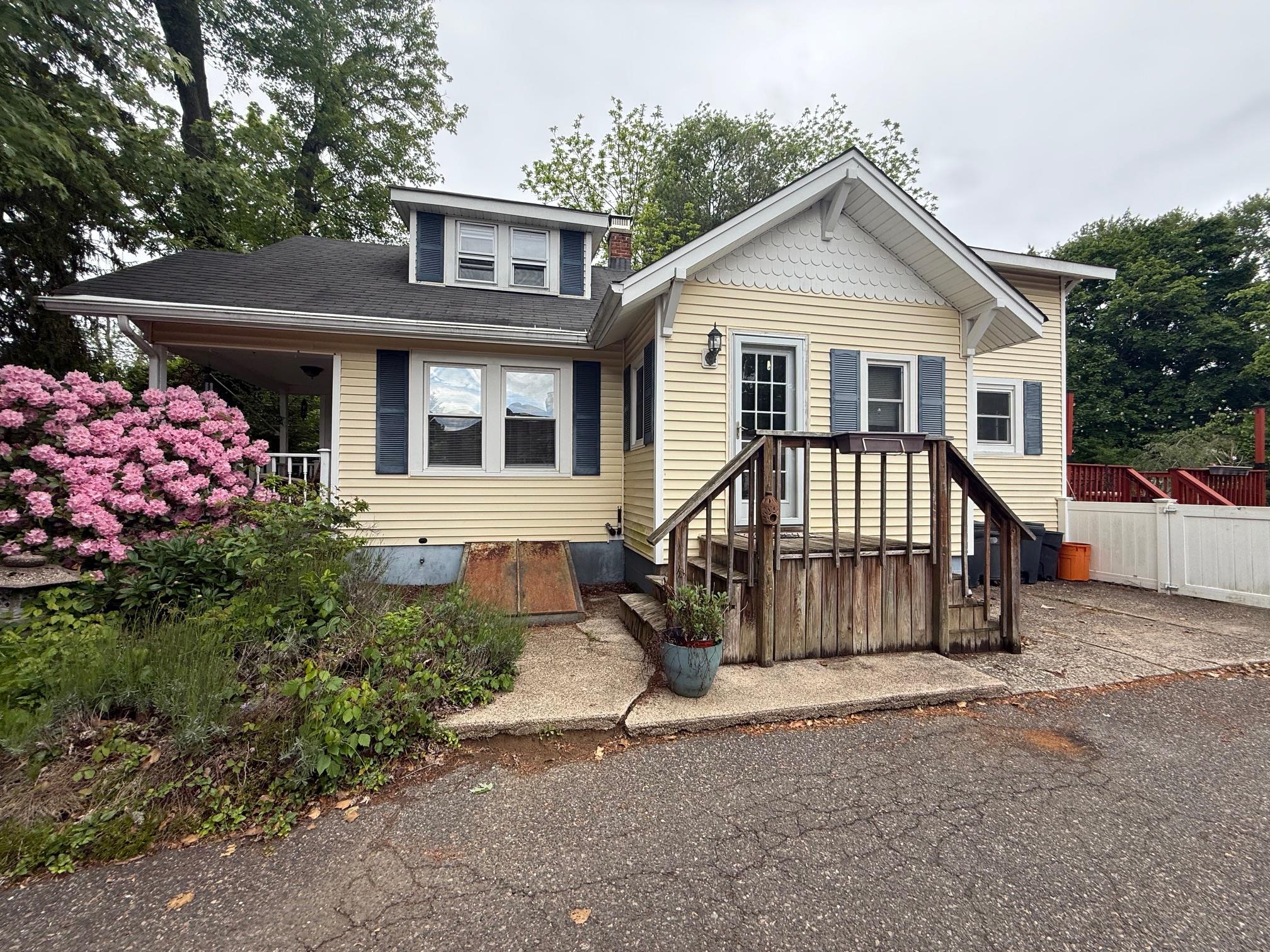 Property for Sale at Larsen Avenue, Smithtown, Hamptons, NY - Bedrooms: 3 
Bathrooms: 1  - $599,900