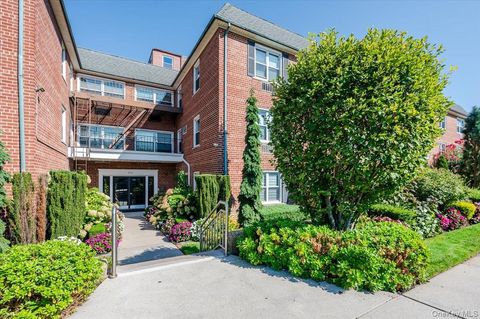 Photo of 111 S Centre Avenue #2-KK, Rockville Centre, NY 11570 (MLS # 909468)