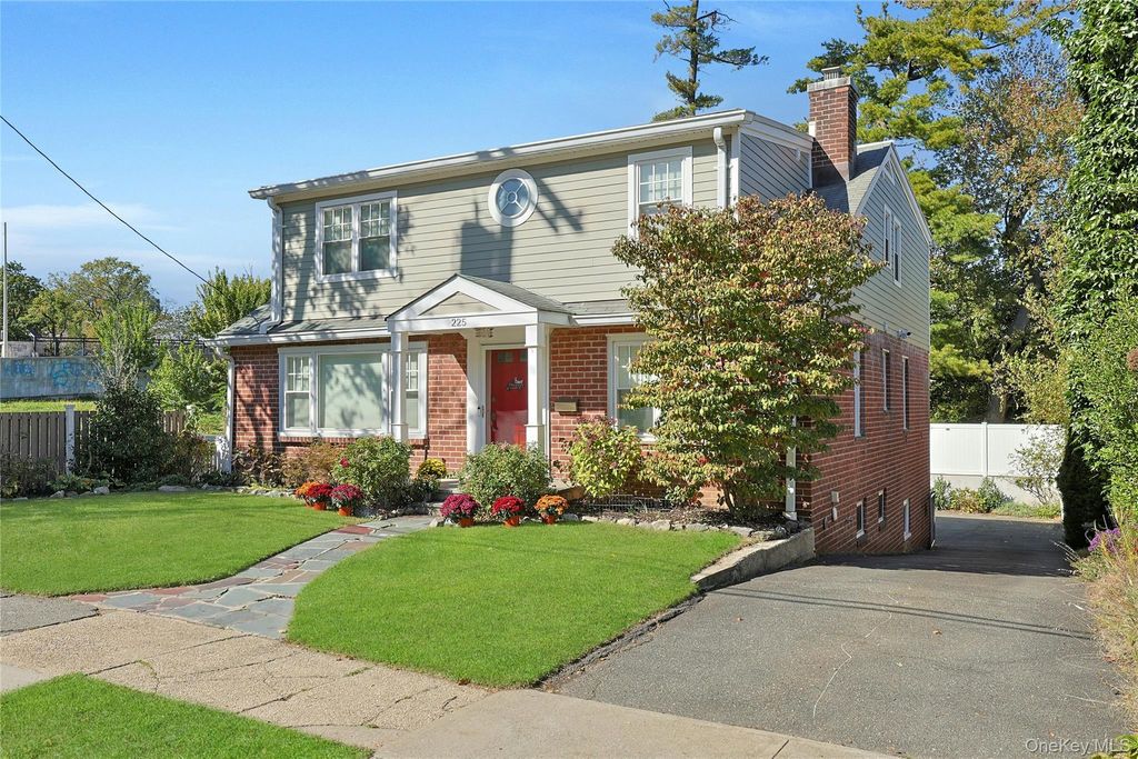 Photo of 225 Carol Avenue, Pelham, NY 10803 (MLS # 919869)