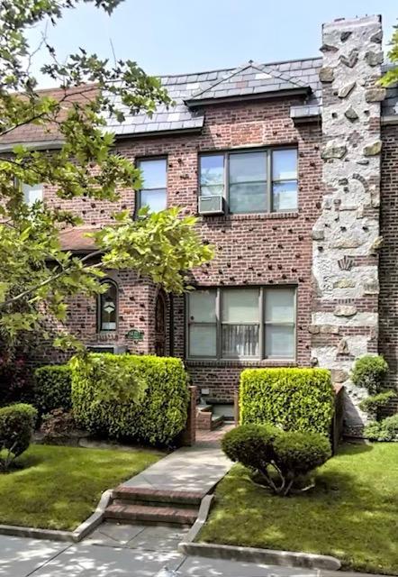 84th Street, Middle Village, Queens, NY - 3 Bedrooms  
2 Bathrooms  
8 Rooms - 
