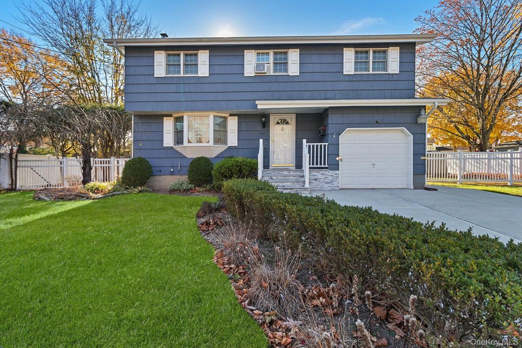 Photo of 164 Colonial Springs Road, Wheatley Heights, NY 11798 (MLS # 980154)