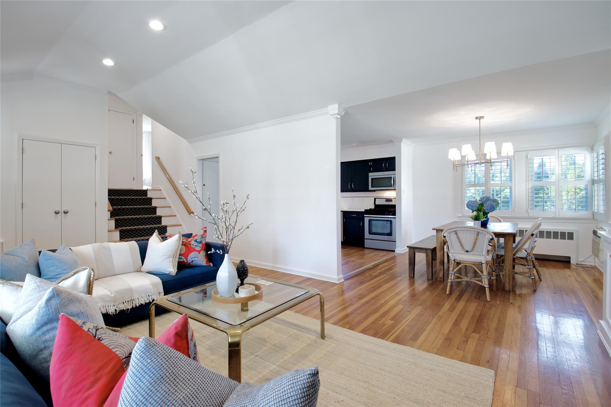 22 Hudson Road, Garden City, New York image 6