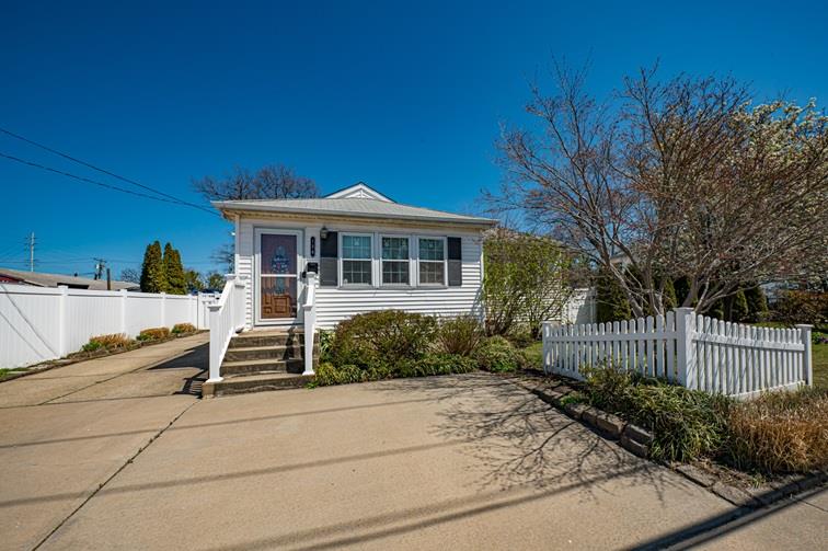 136 S Strong Avenue, Lindenhurst, New York image 1