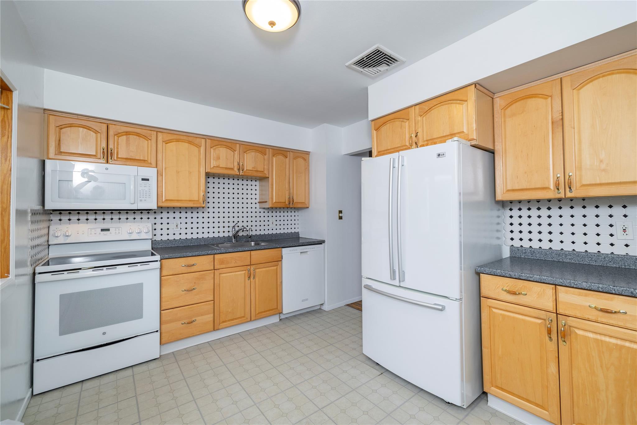 34 E Bedell Street, Freeport, New York image 9
