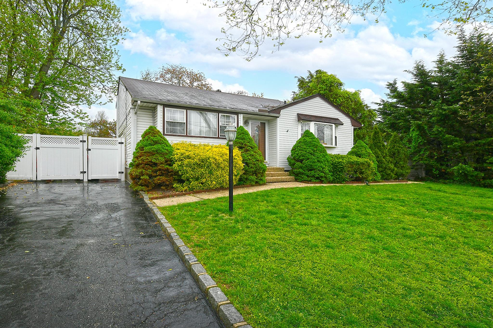 52 Santapogue Drive, Lindenhurst, New York image 2