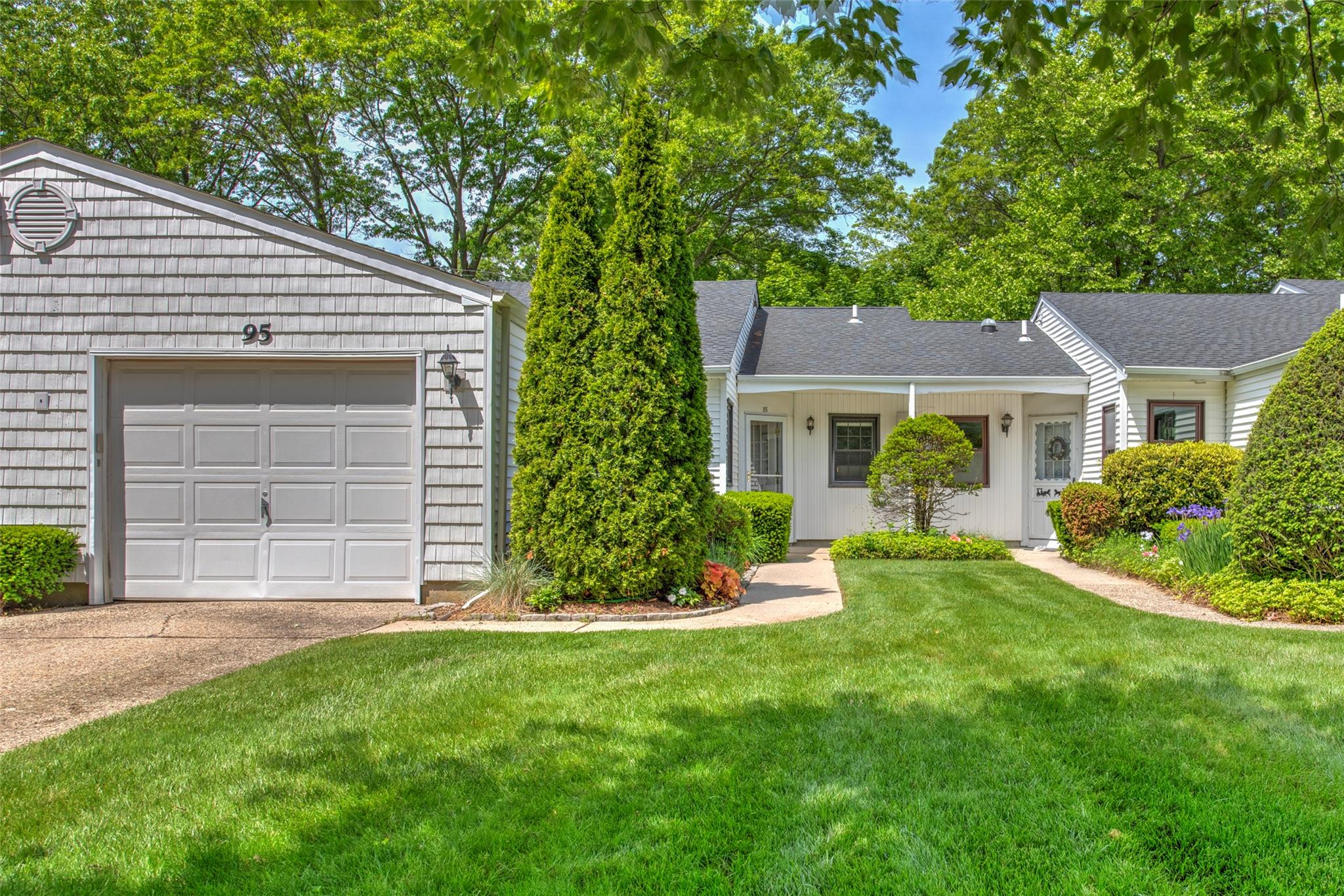 95 Knolls Drive, Stony Brook, New York image 2