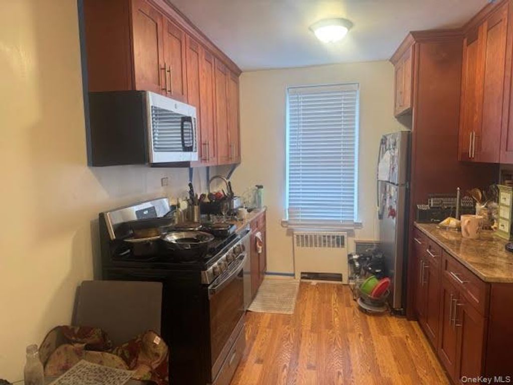 Photo of 2080 Barnes Avenue #6F, Bronx, NY 10462 (MLS # 963042)