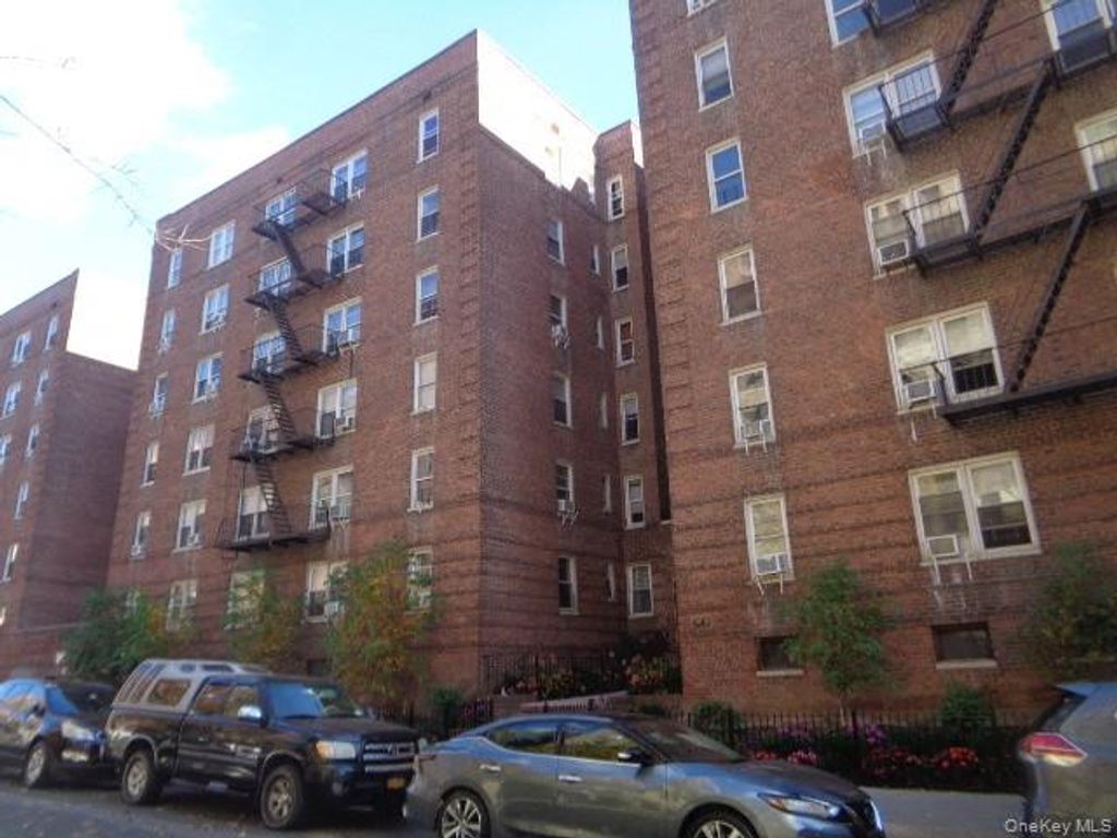 Photo of 2080 Barnes Avenue #6F, Bronx, NY 10462 (MLS # 963042)