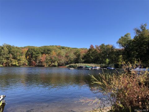 Homes For Sale - 40 Chippewa Crossroads<br/> Putnam County, Putnam Valley, NY 10579