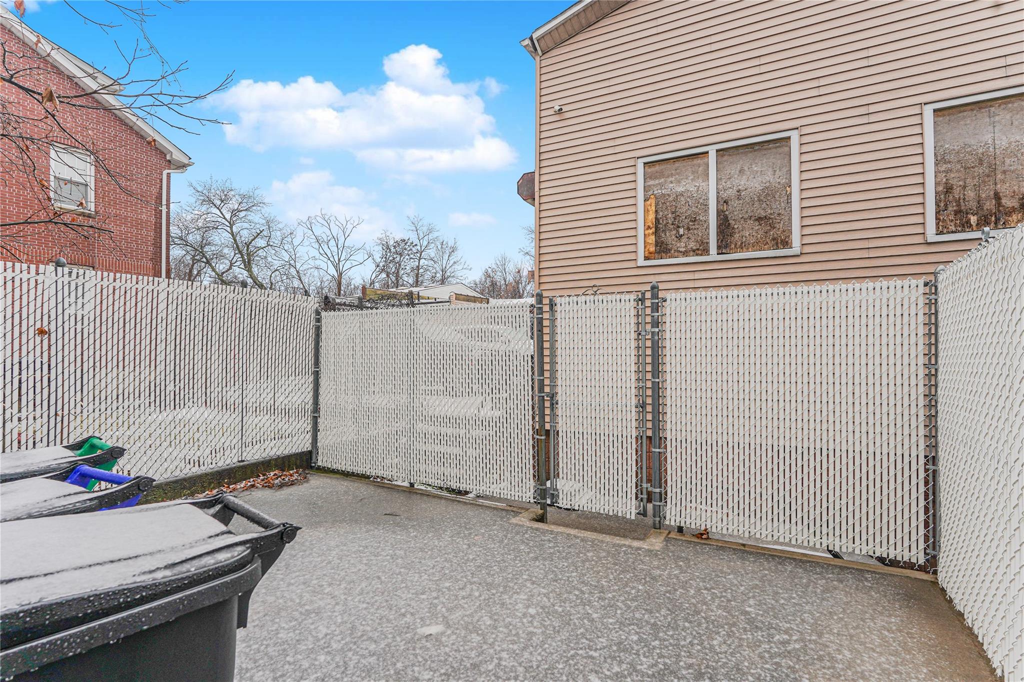 New York, New York 10305, United States, 5 Bedrooms Bedrooms, ,2 BathroomsBathrooms,Residential,Active,9897