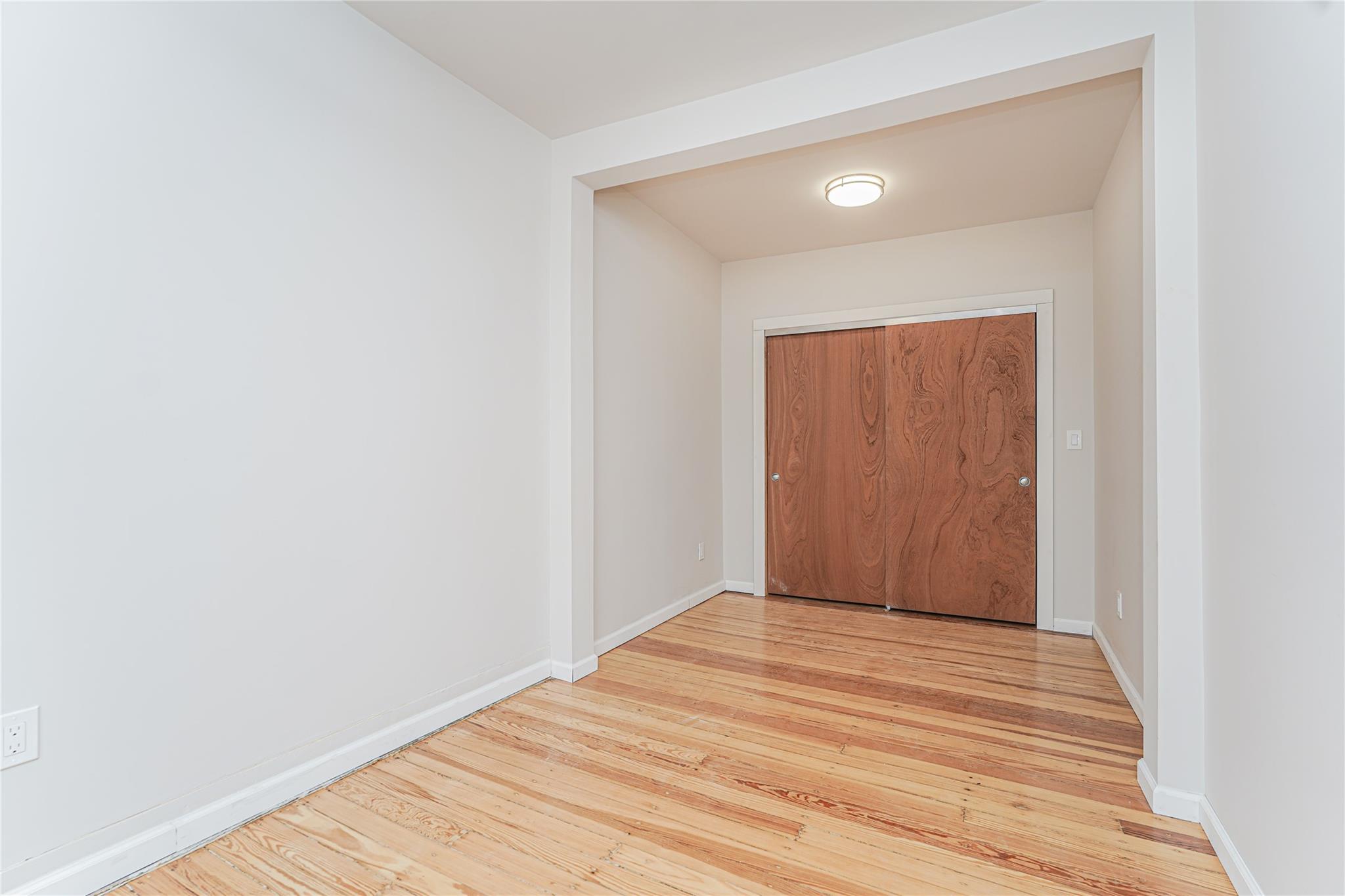 New York, New York 10305, United States, 5 Bedrooms Bedrooms, ,2 BathroomsBathrooms,Residential,Active,9897