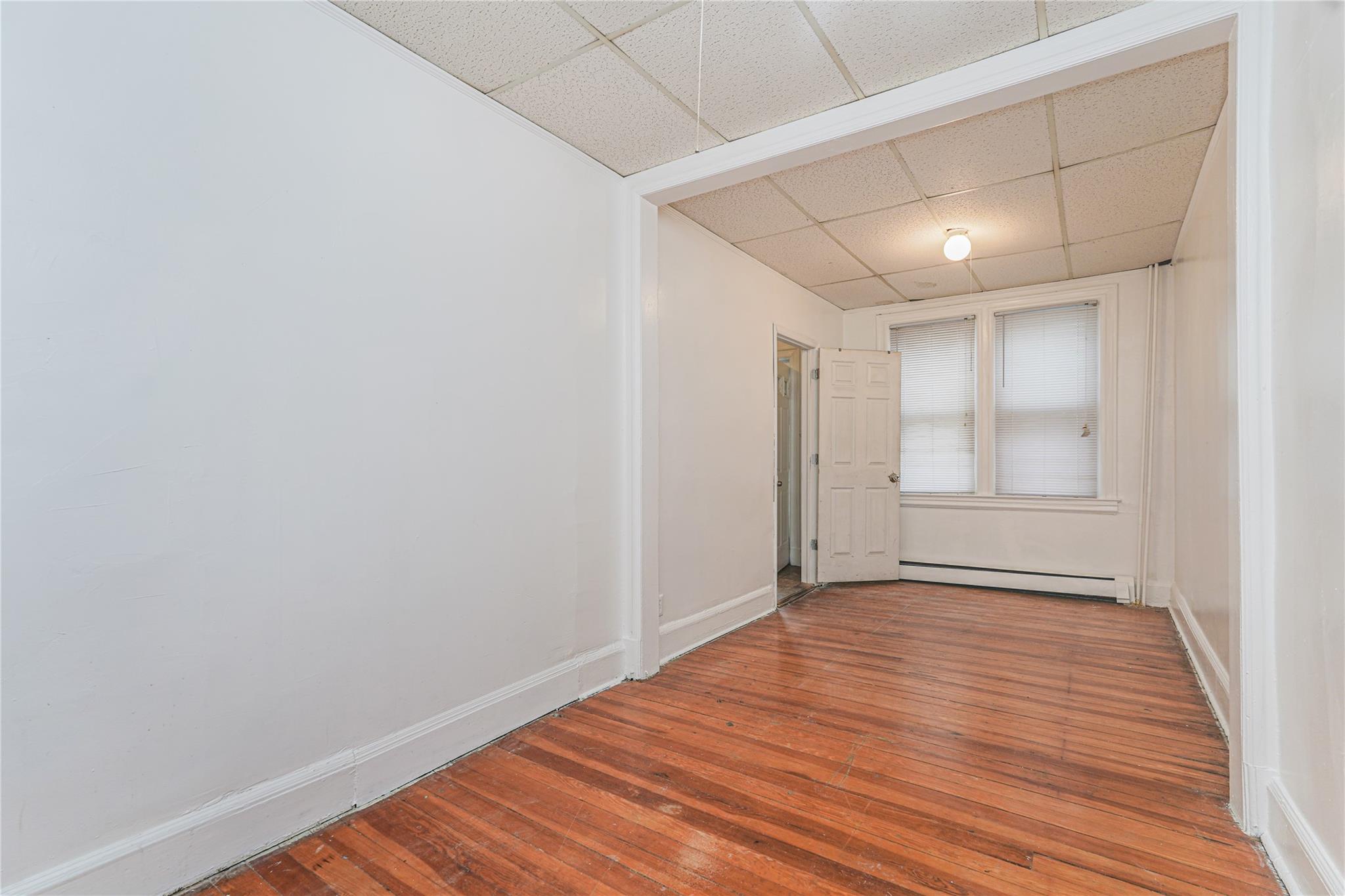 New York, New York 10305, United States, 5 Bedrooms Bedrooms, ,2 BathroomsBathrooms,Residential,Active,9897