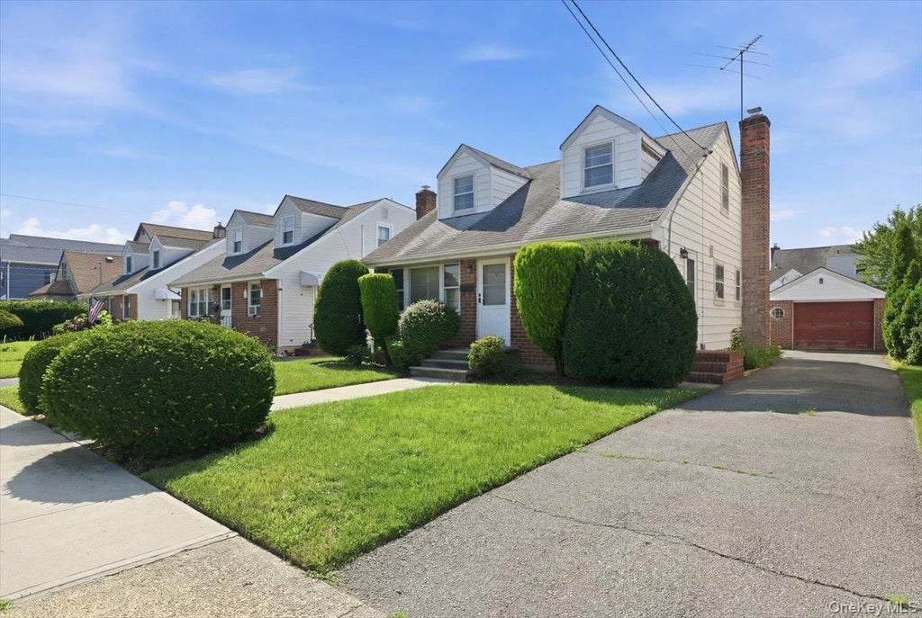 Photo of 27 Plymouth Avenue, Mineola, NY 11501 (MLS # 1029035)