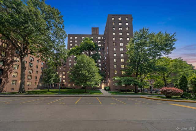 1605 Metropolitan Avenue 4H