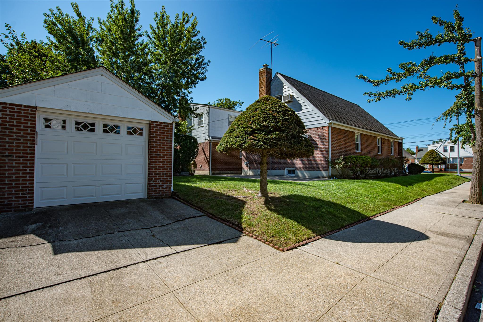 82-27 W Little Neck Parkway, Glen Oaks, New York image 24