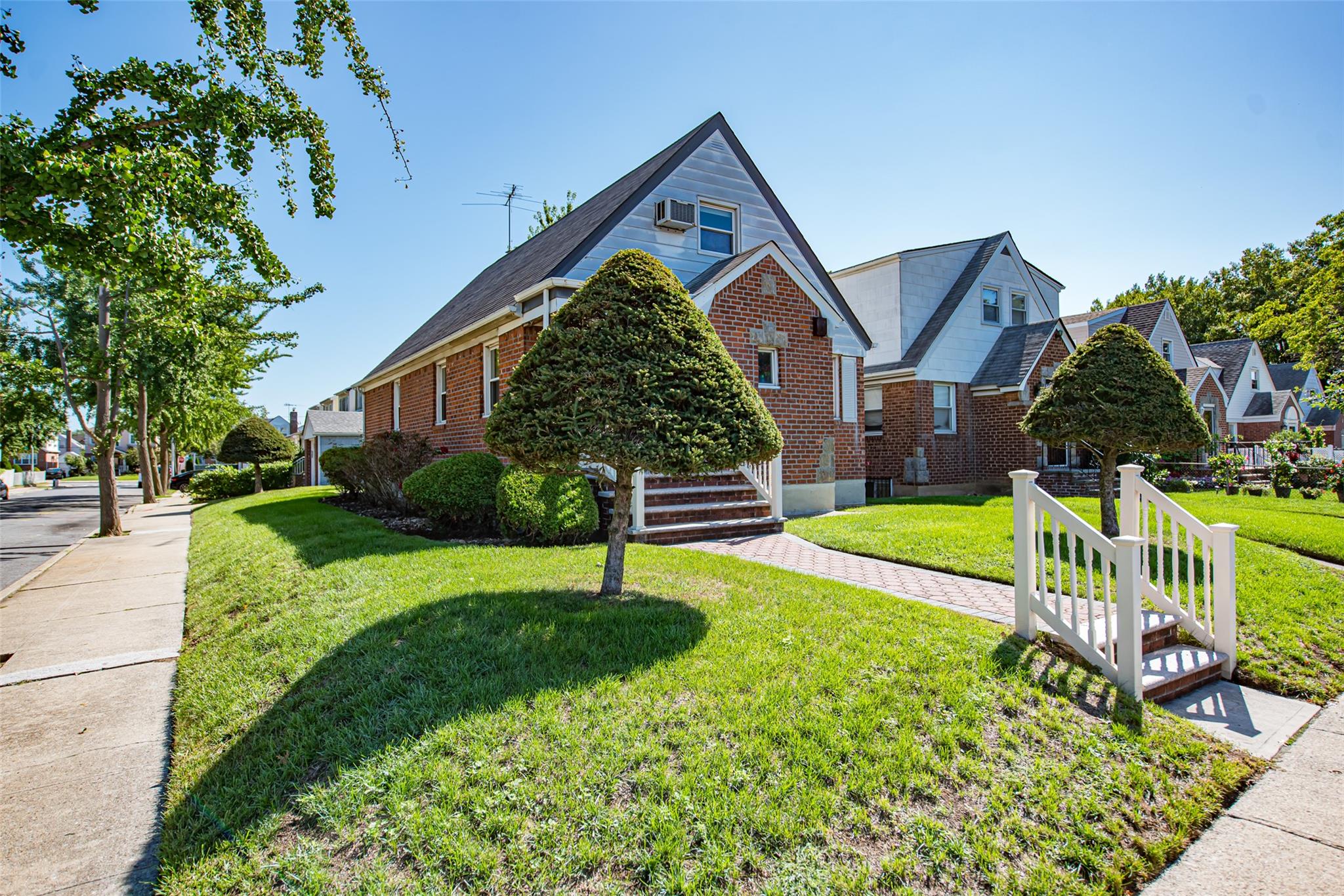 82-27 W Little Neck Parkway, Glen Oaks, New York image 3