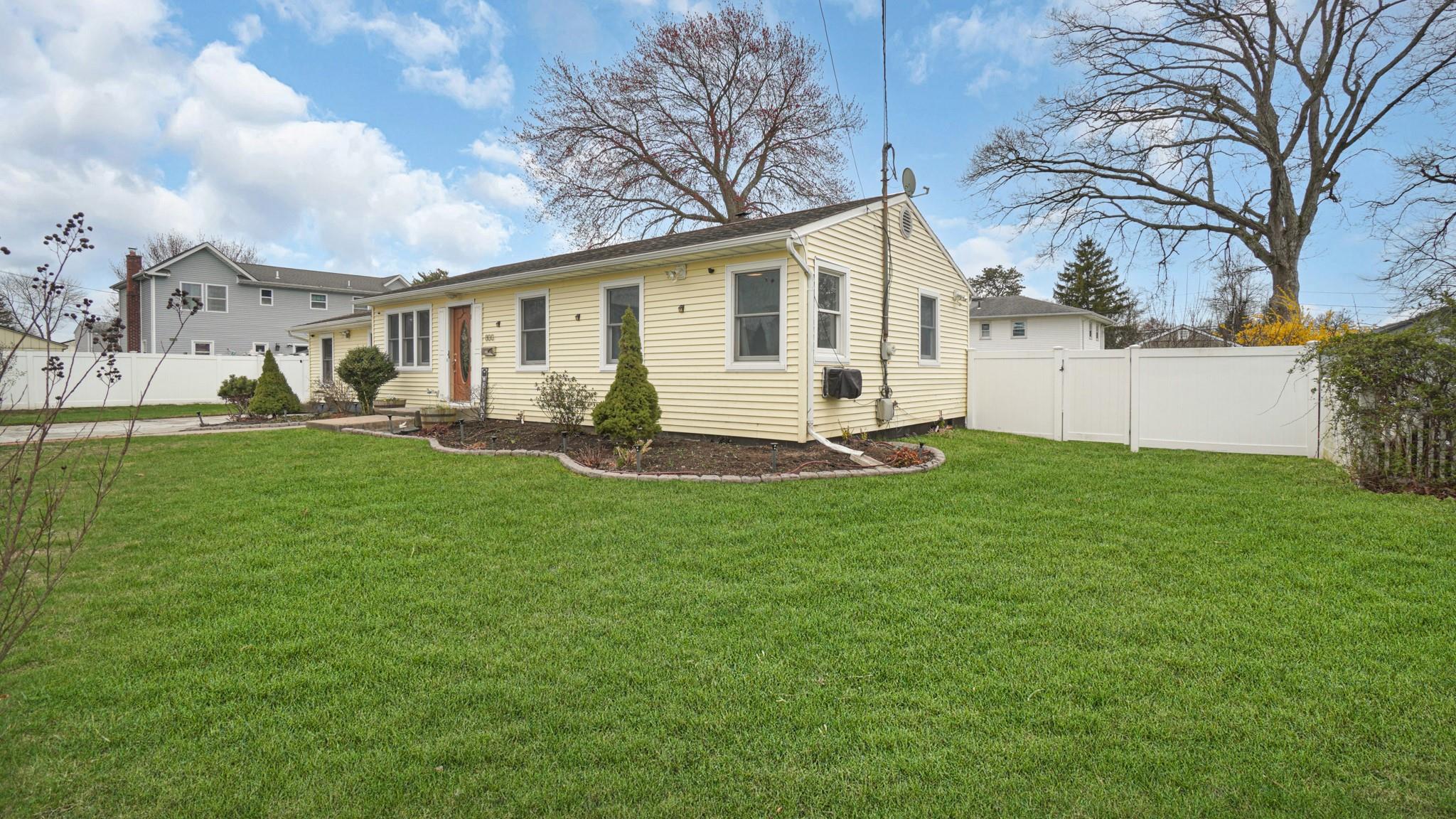 800 Peconic Avenue, West Babylon, New York image 2