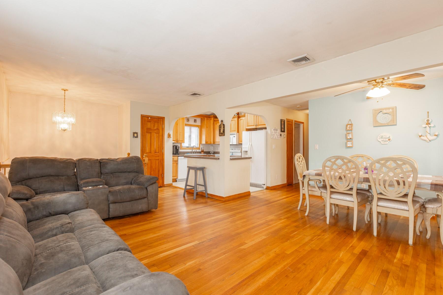 205 Verona Parkway, Lindenhurst, New York image 4