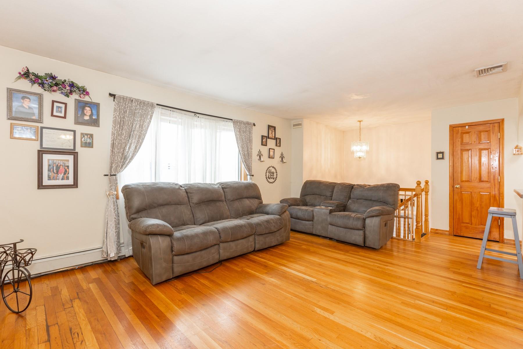 205 Verona Parkway, Lindenhurst, New York image 2