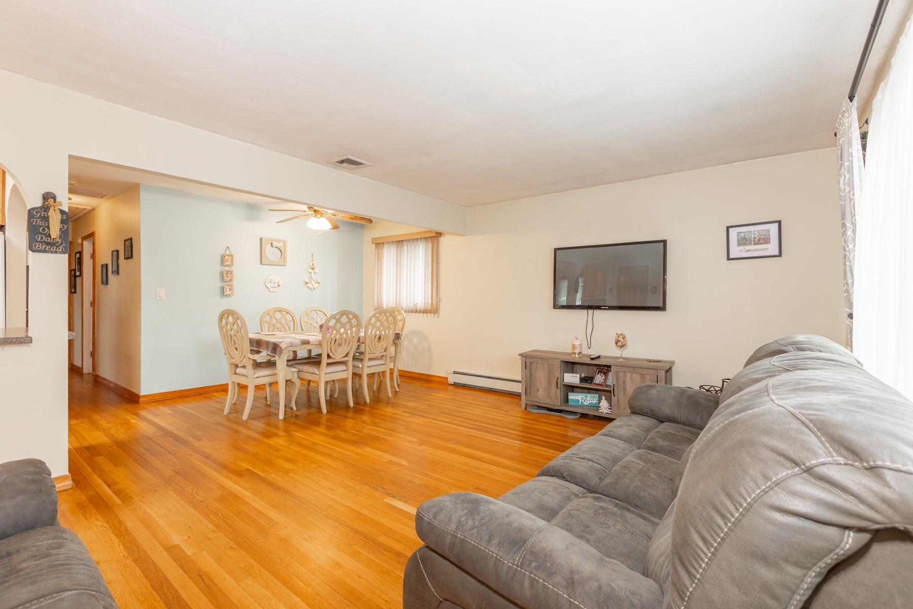 205 Verona Parkway, Lindenhurst, New York image 5