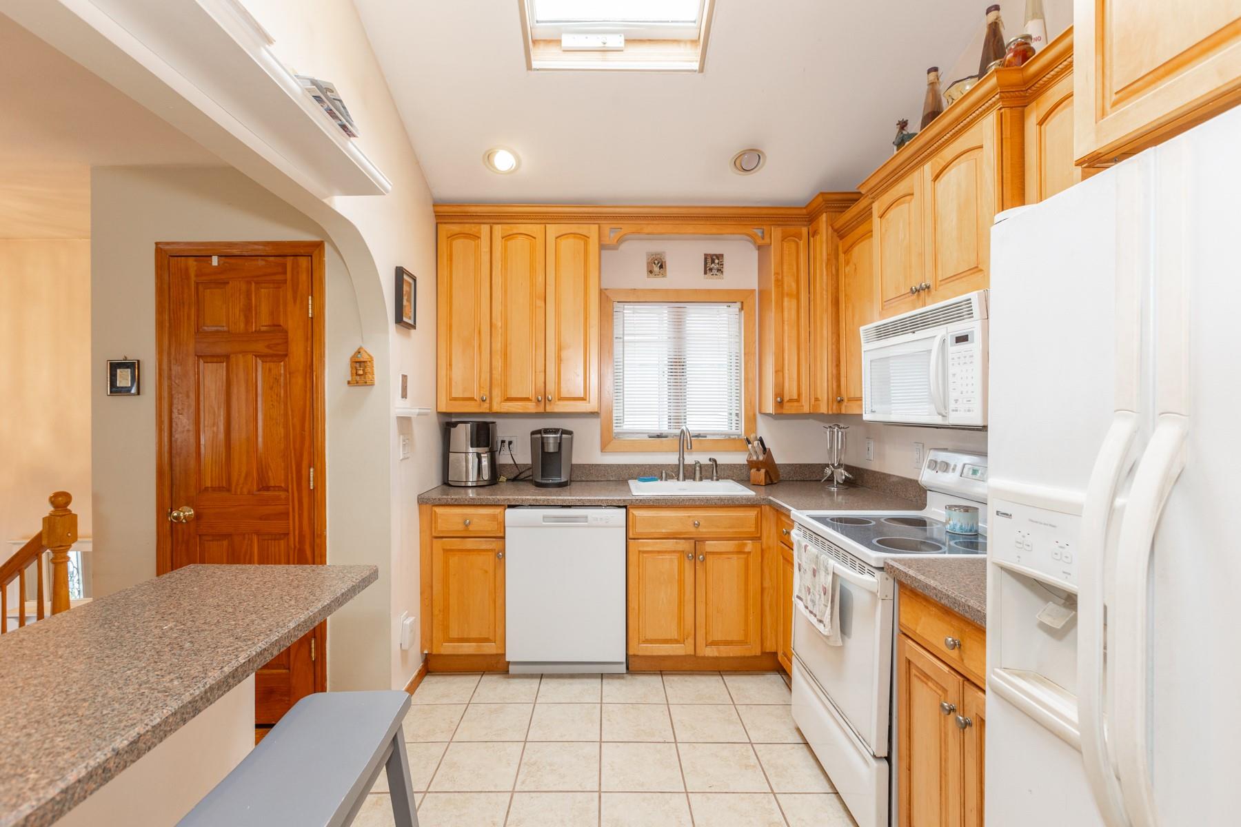 205 Verona Parkway, Lindenhurst, New York image 9