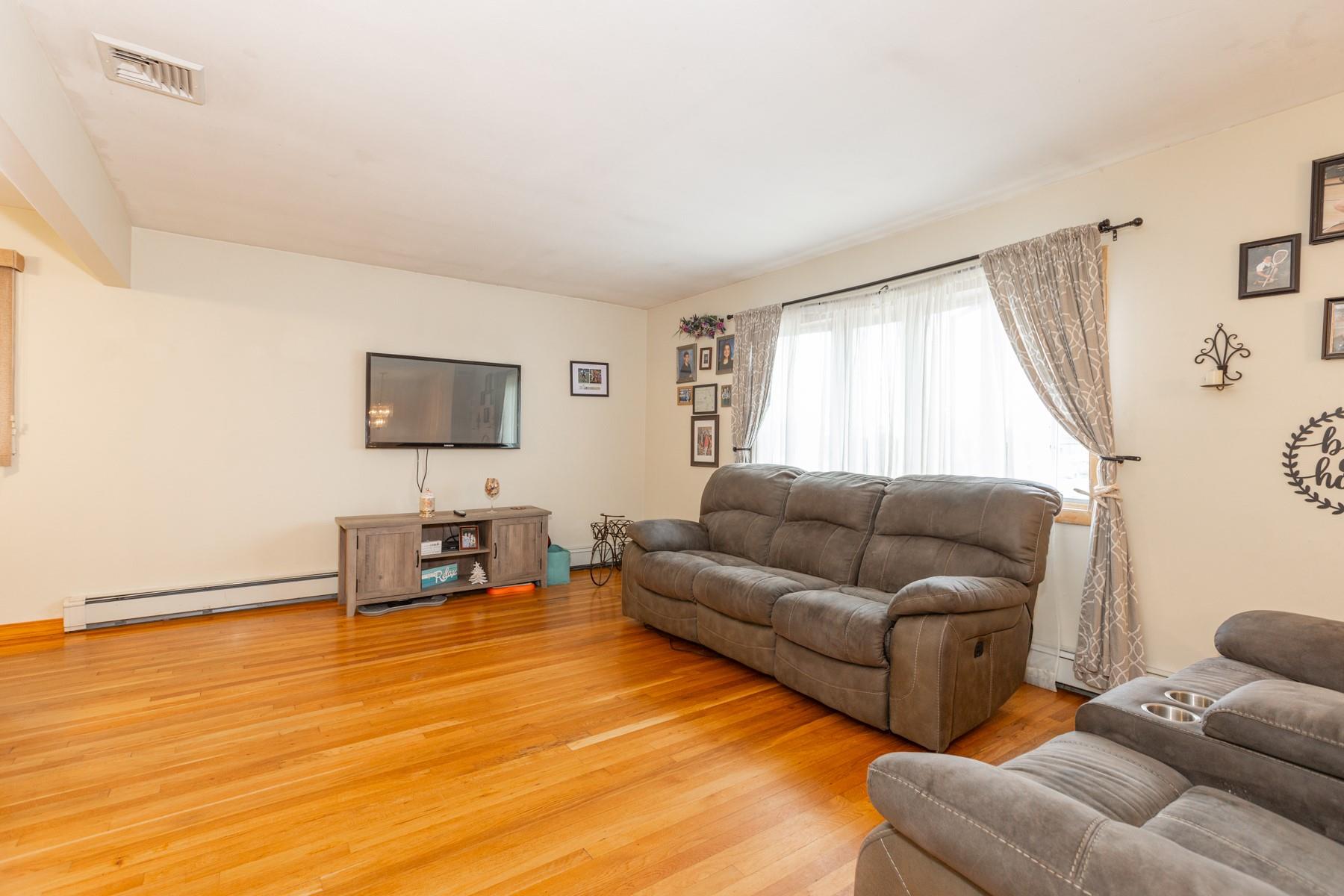 205 Verona Parkway, Lindenhurst, New York image 3