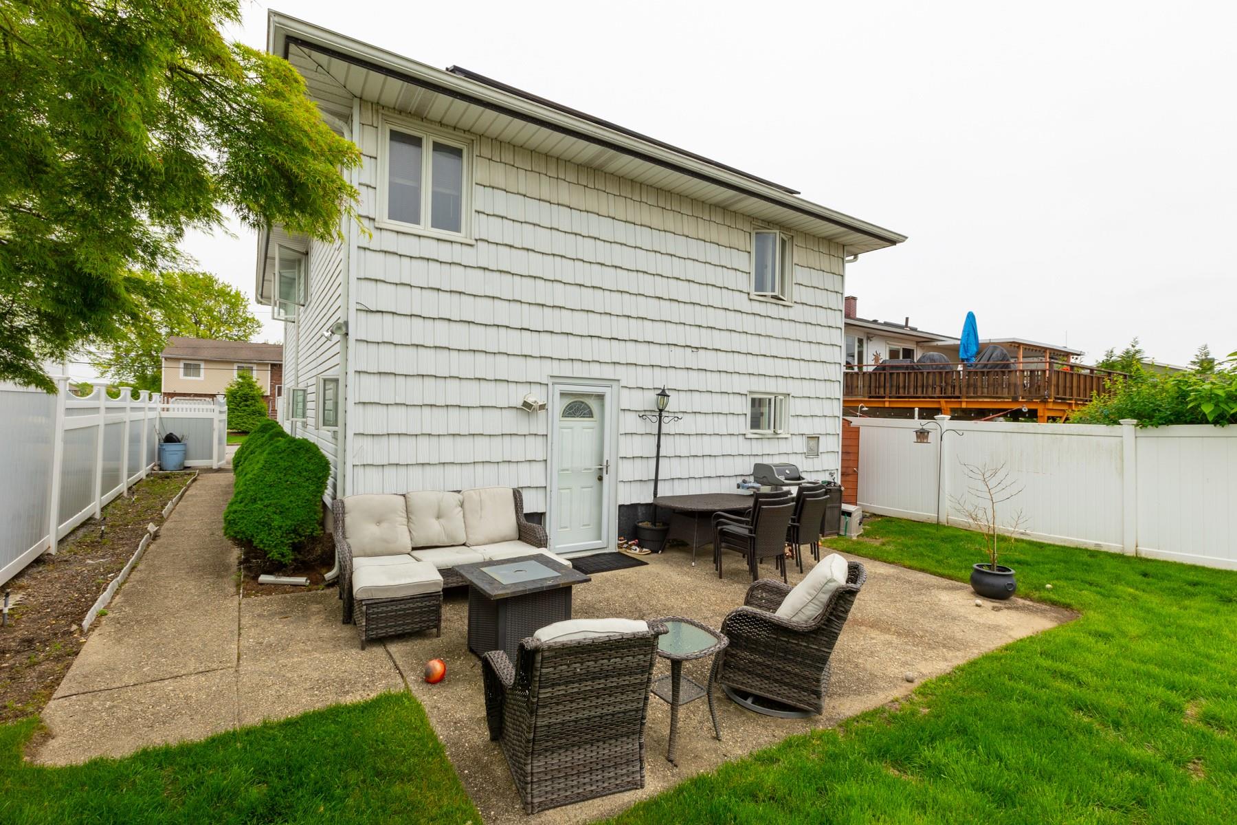 205 Verona Parkway, Lindenhurst, New York image 19