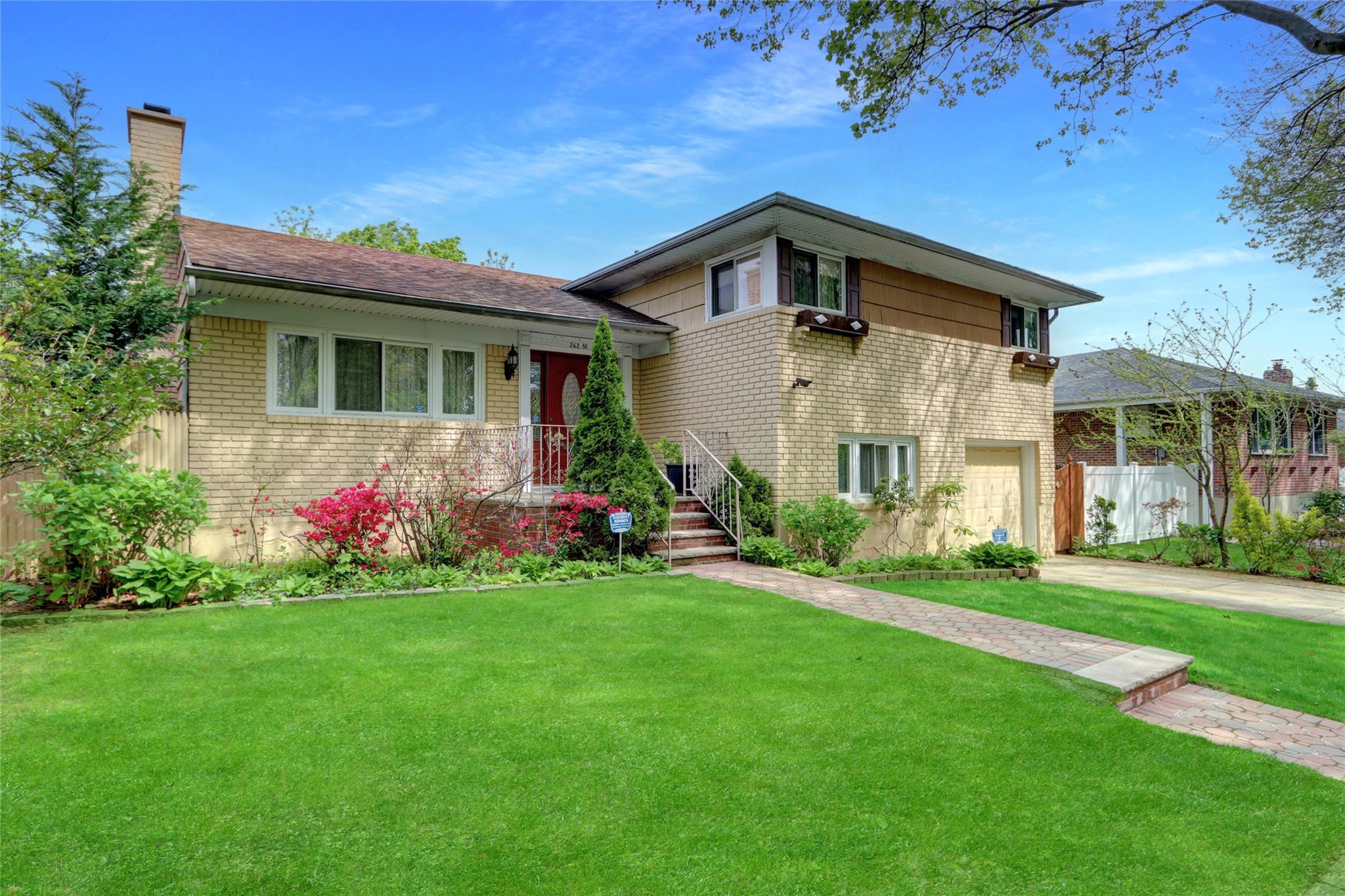Property for Sale at Grand Central Parkway, Little Neck, Queens, NY - Bedrooms: 4 
Bathrooms: 3 
Rooms: 10  - $1,388,000