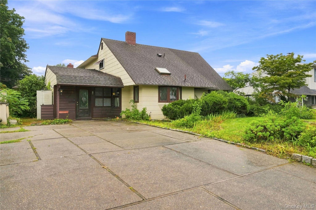 Photo of 75 Weaving Lane, Wantagh, NY 11793 (MLS # 1050355)