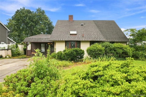 Homes For Sale - 75 Weaving Lane<br/> Wantagh, NY 11793