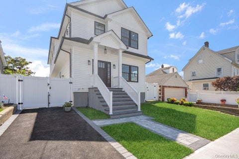 Homes For Sale - 101 Brown Street<br/> Nassau County, Mineola, NY 11501