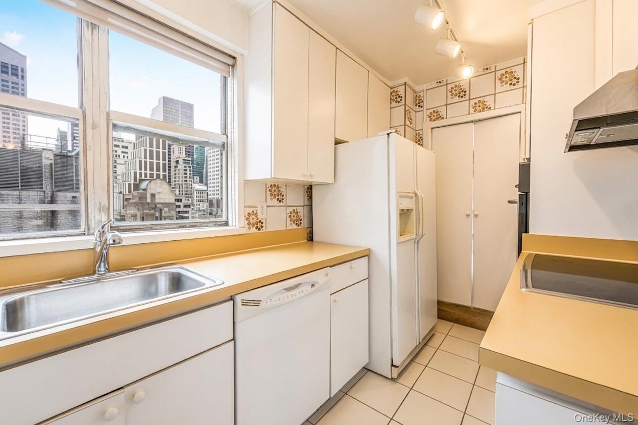 77 W 55th Street 17B