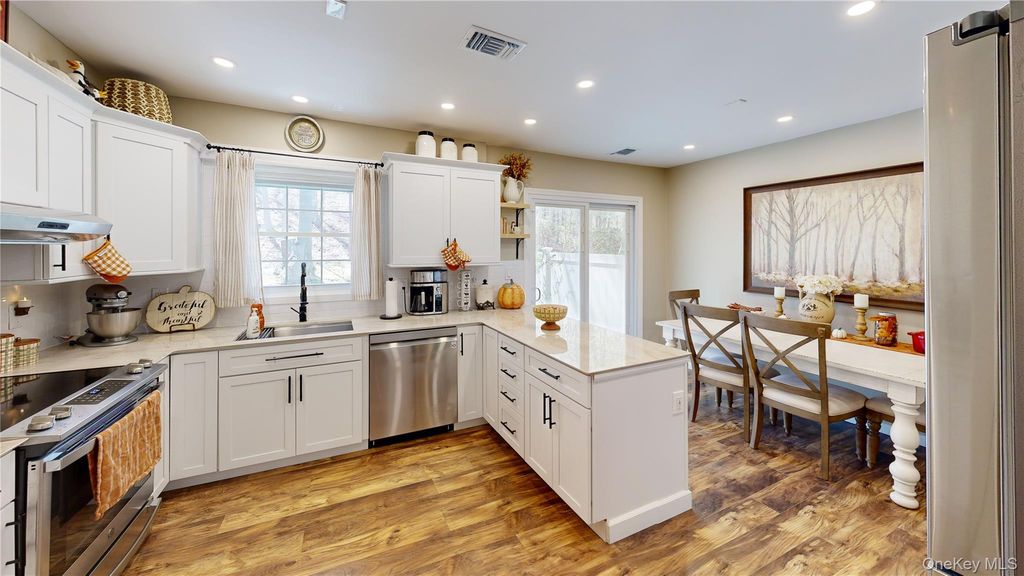 Photo of 9 Penn Commons, Yaphank, NY 11980 (MLS # 992490)