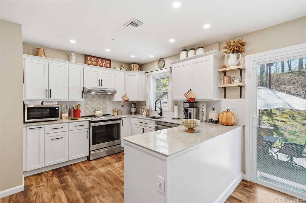 Photo of 9 Penn Commons, Yaphank, NY 11980 (MLS # 992490)
