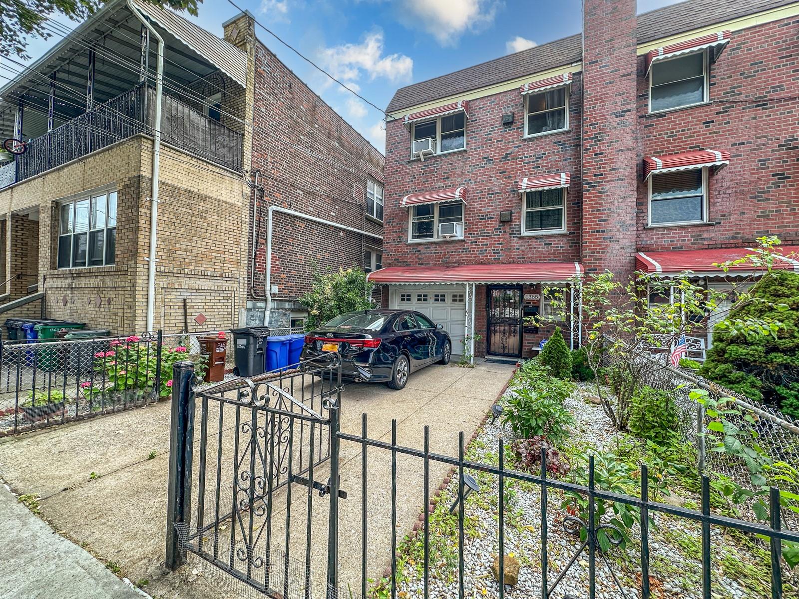 Crosby Avenue, Bronx, New York - 4 Bedrooms  
2 Bathrooms - 