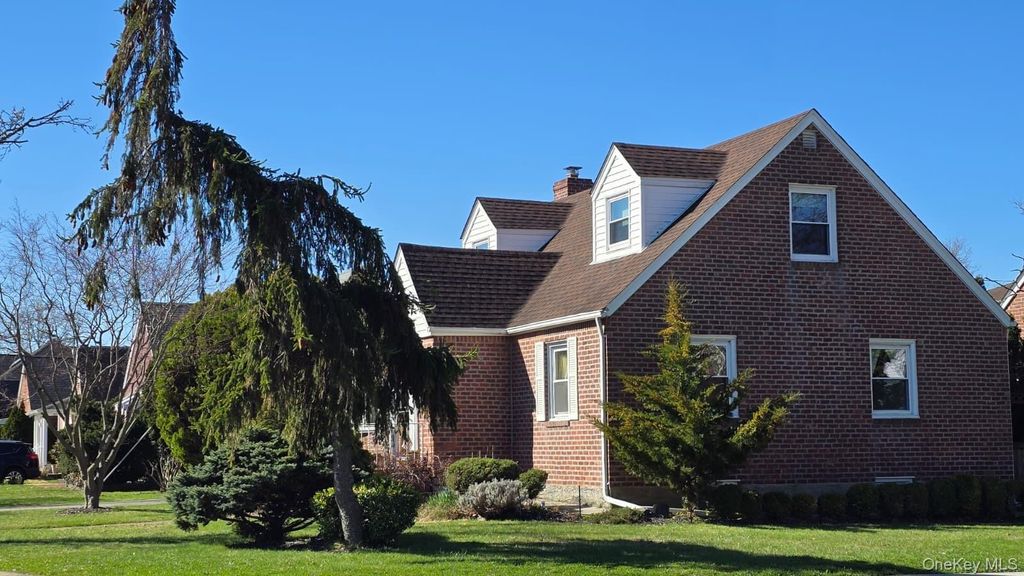 Photo of 39 Lipton Lane, Williston Park, NY 11596 (MLS # 984906)