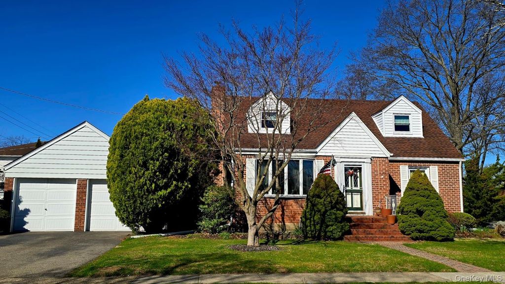 Photo of 39 Lipton Lane, Williston Park, NY 11596 (MLS # 984906)