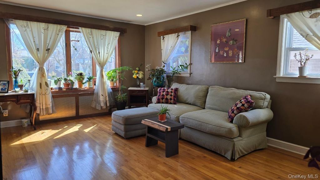 Photo of 39 Lipton Lane, Williston Park, NY 11596 (MLS # 984906)