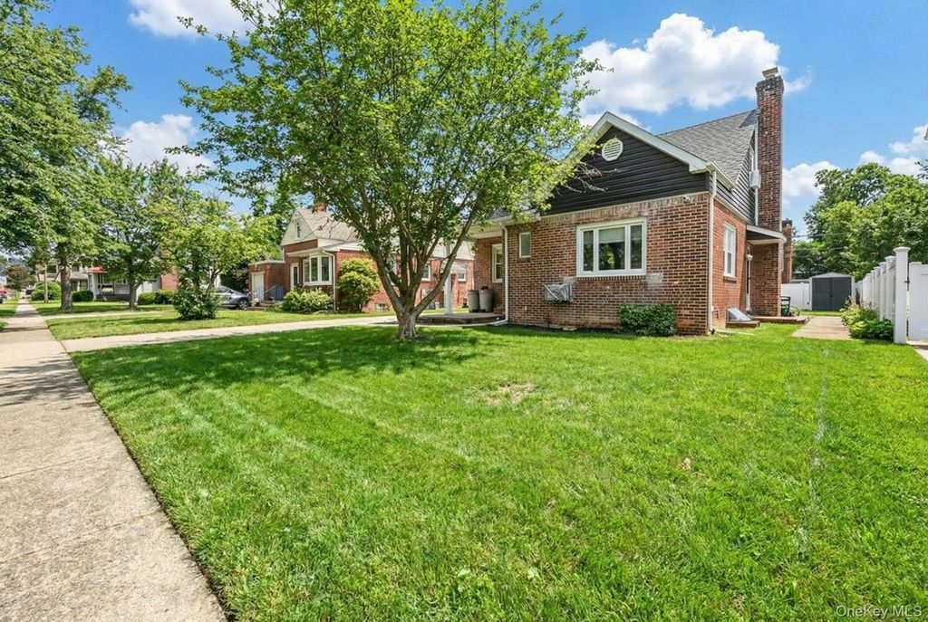 Photo of 6 Willow Road, New Hyde Park, NY 11040 (MLS # 987144)