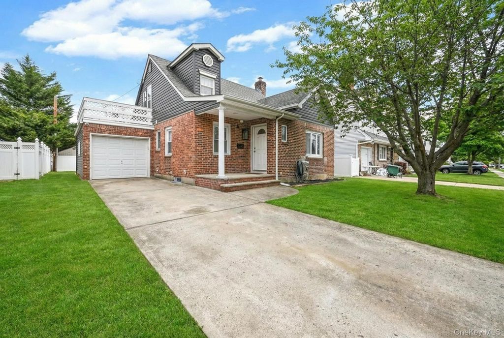 Photo of 6 Willow Road, New Hyde Park, NY 11040 (MLS # 987144)