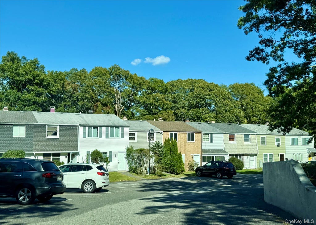 Photo of 136 Hill Crescent, Calverton, NY 11933 (MLS # 1051882)