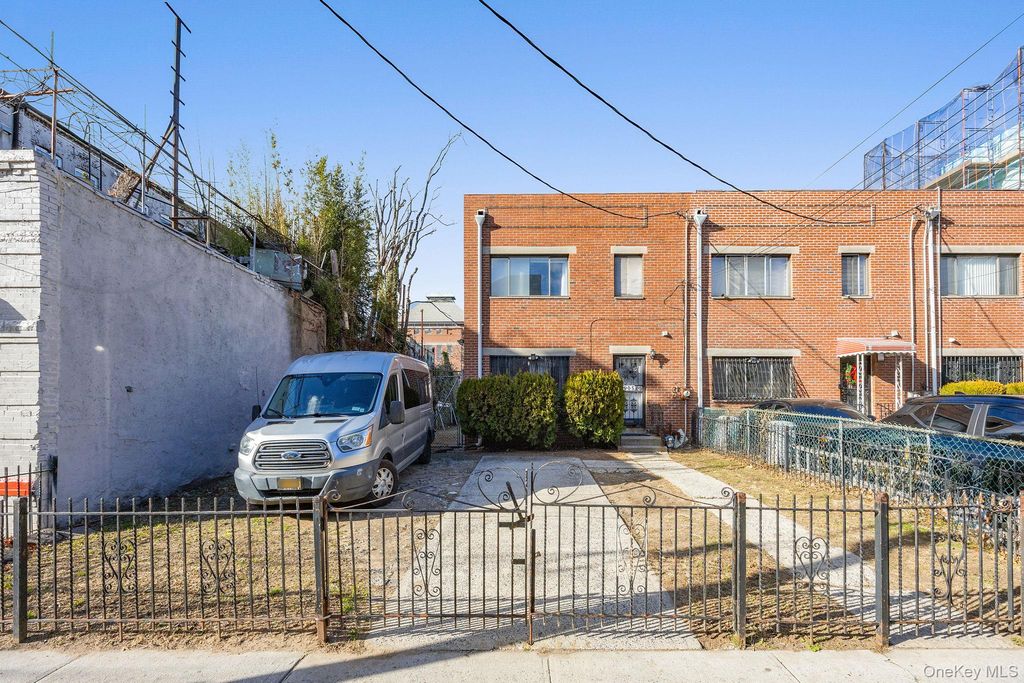Photo of 905 Hart Street, Brooklyn, NY 11237 (MLS # 944332)