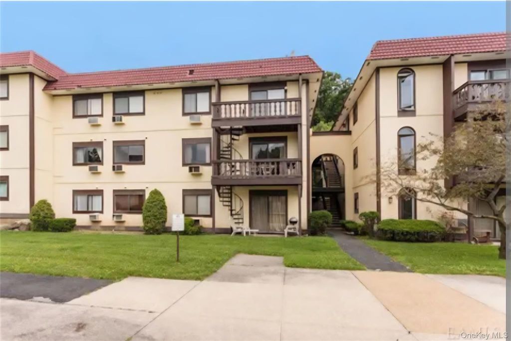Photo of 15 Granada Crescent #4, White Plains, NY 10603 (MLS # 961689)