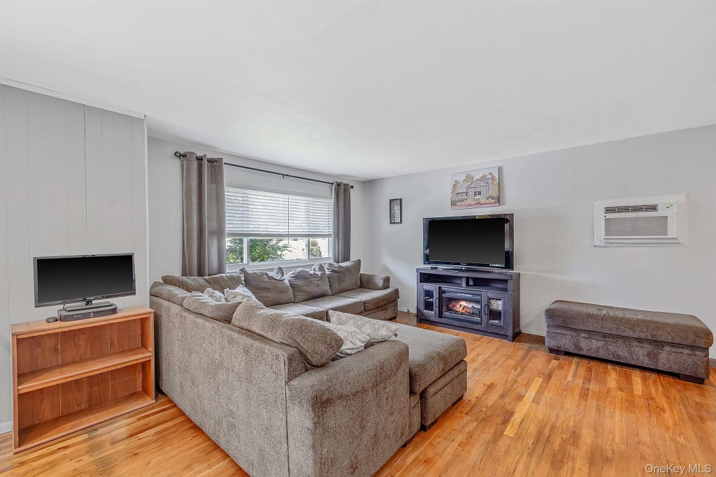 Photo of 92 Rhode Island Avenue, Bay Shore, NY 11706 (MLS # 1028681)