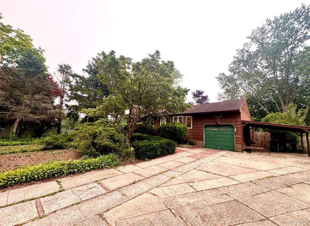 Photo of 28 Euclid Avenue, Dix Hills, NY 11746 (MLS # 1027062)