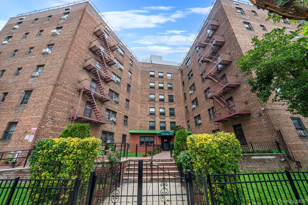 Photo of 139-05 85 Drive #5E, Briarwood, NY 11435 (MLS # 1037009)