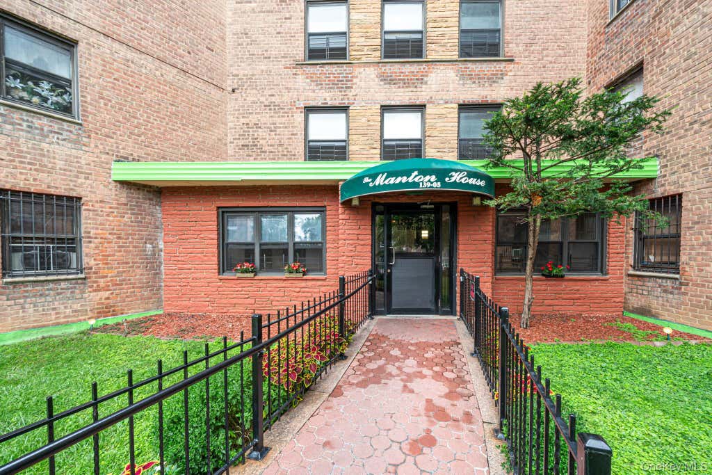 Photo of 139-05 85 Drive #5E, Briarwood, NY 11435 (MLS # 1037009)
